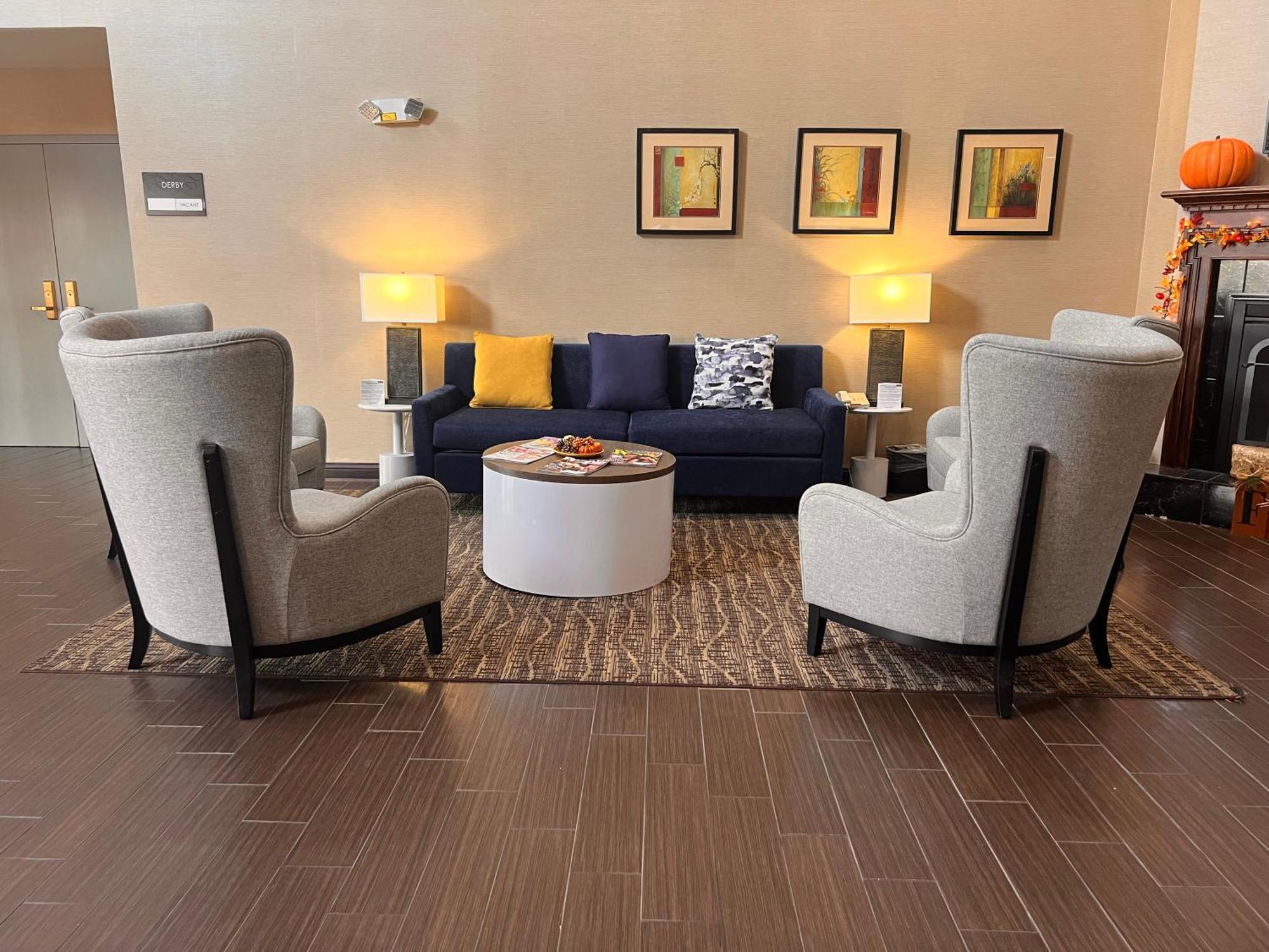 Comfort Suites Louisville Airport Exterior photo