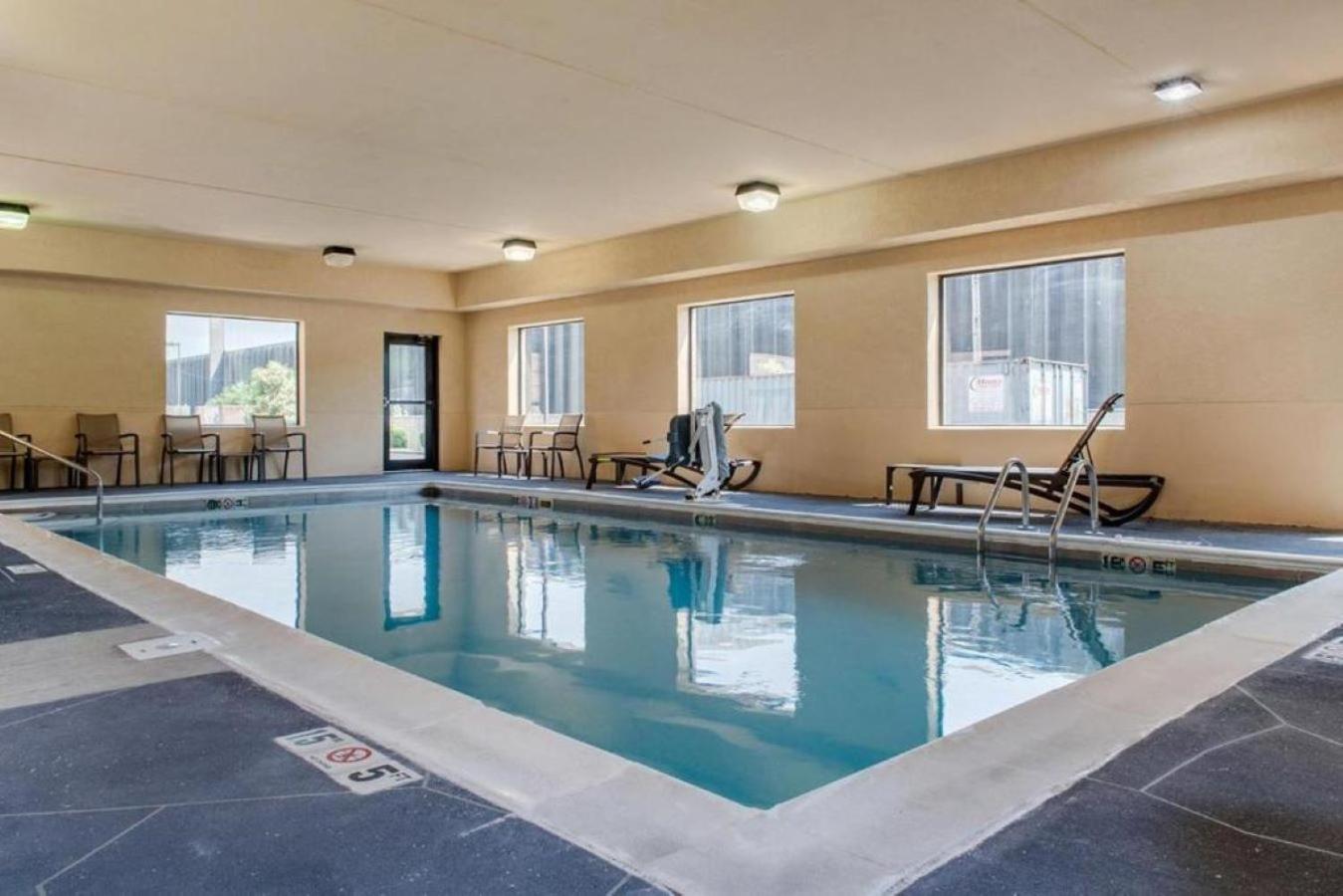 Comfort Suites Louisville Airport Exterior photo