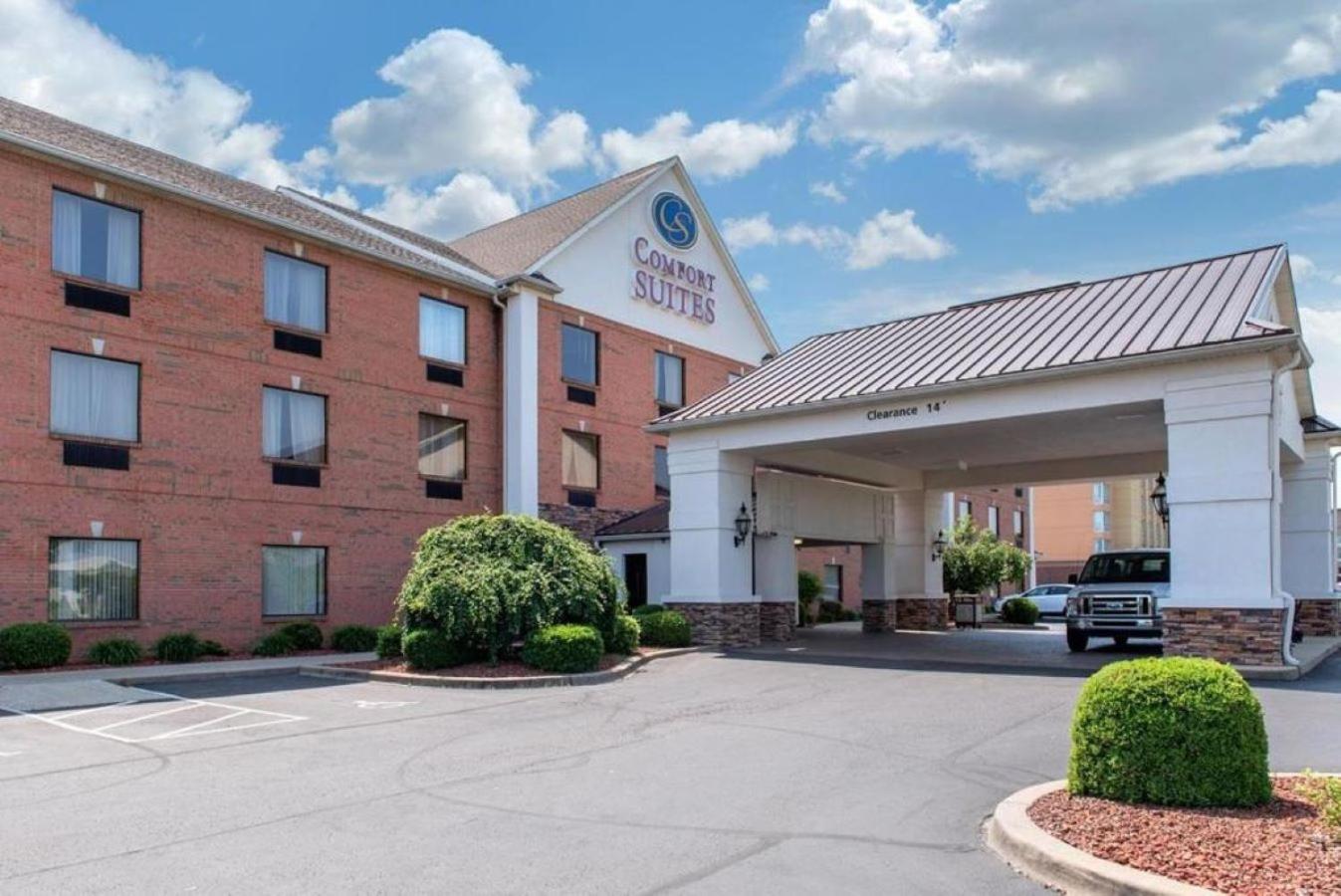 Comfort Suites Louisville Airport Exterior photo