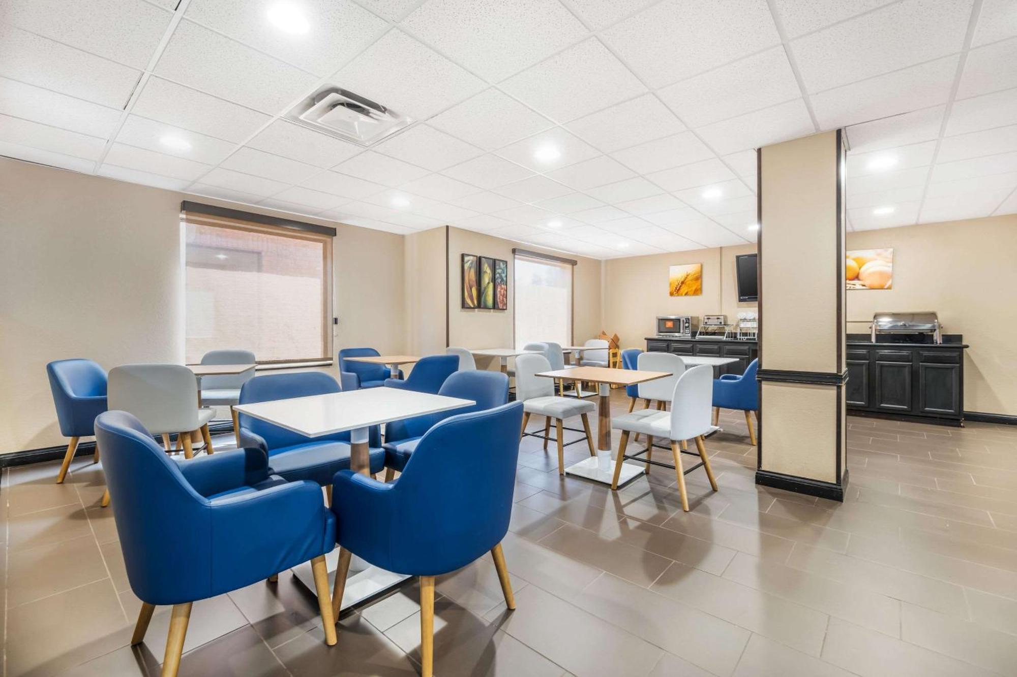 Comfort Suites Louisville Airport Exterior photo