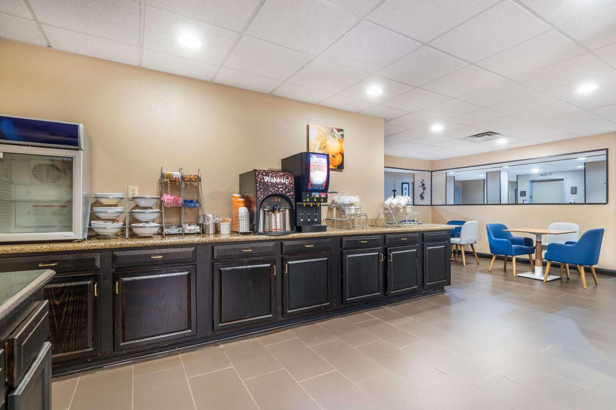 Comfort Suites Louisville Airport Exterior photo