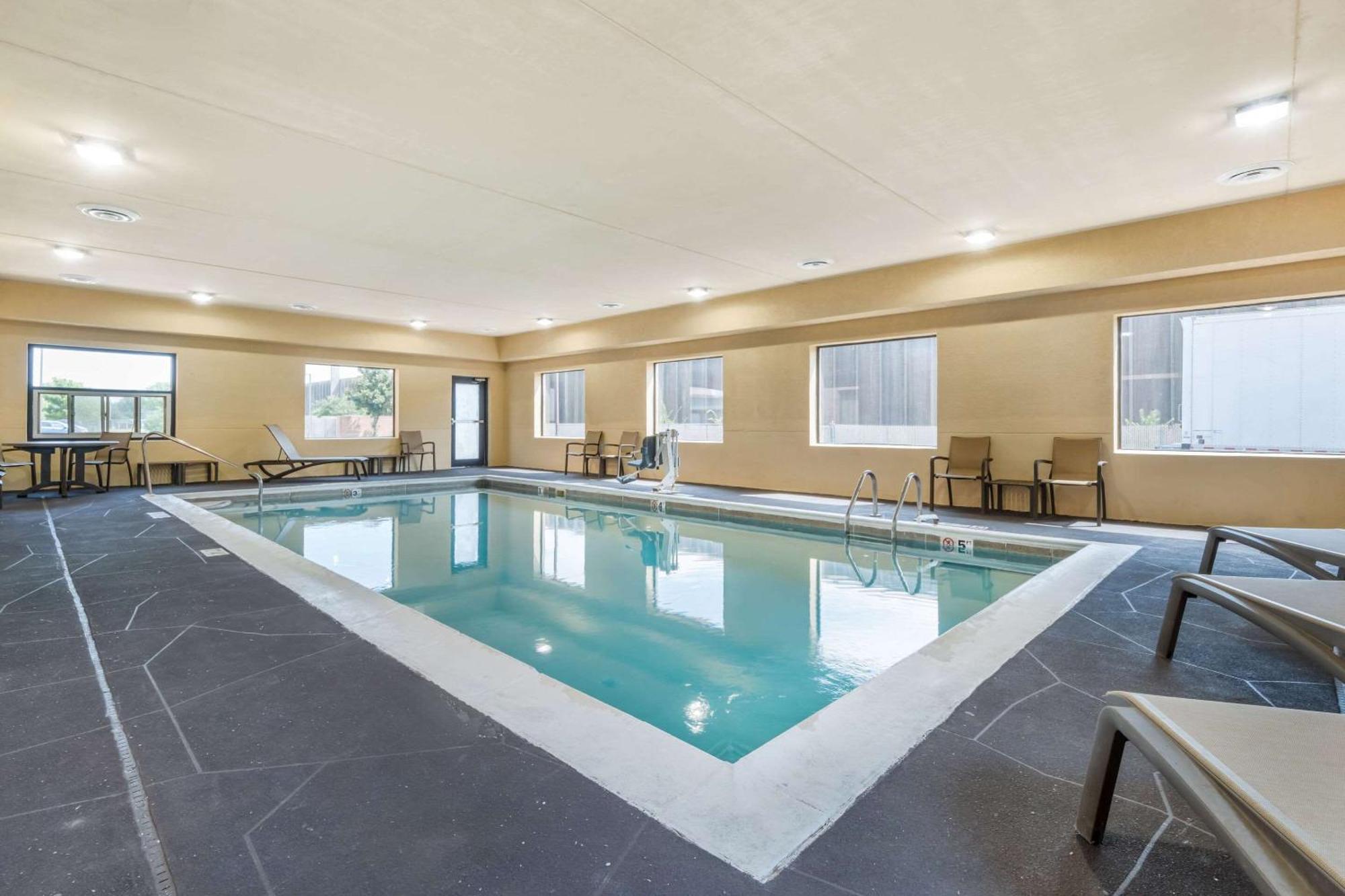 Comfort Suites Louisville Airport Exterior photo